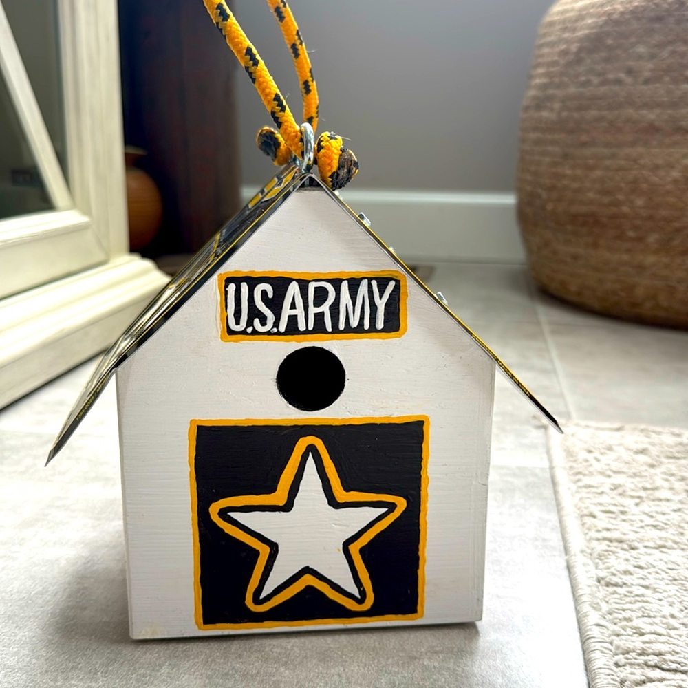 New Handmade Hand Painted U.S Army Birdhouse w/ Army Veteran License Plate